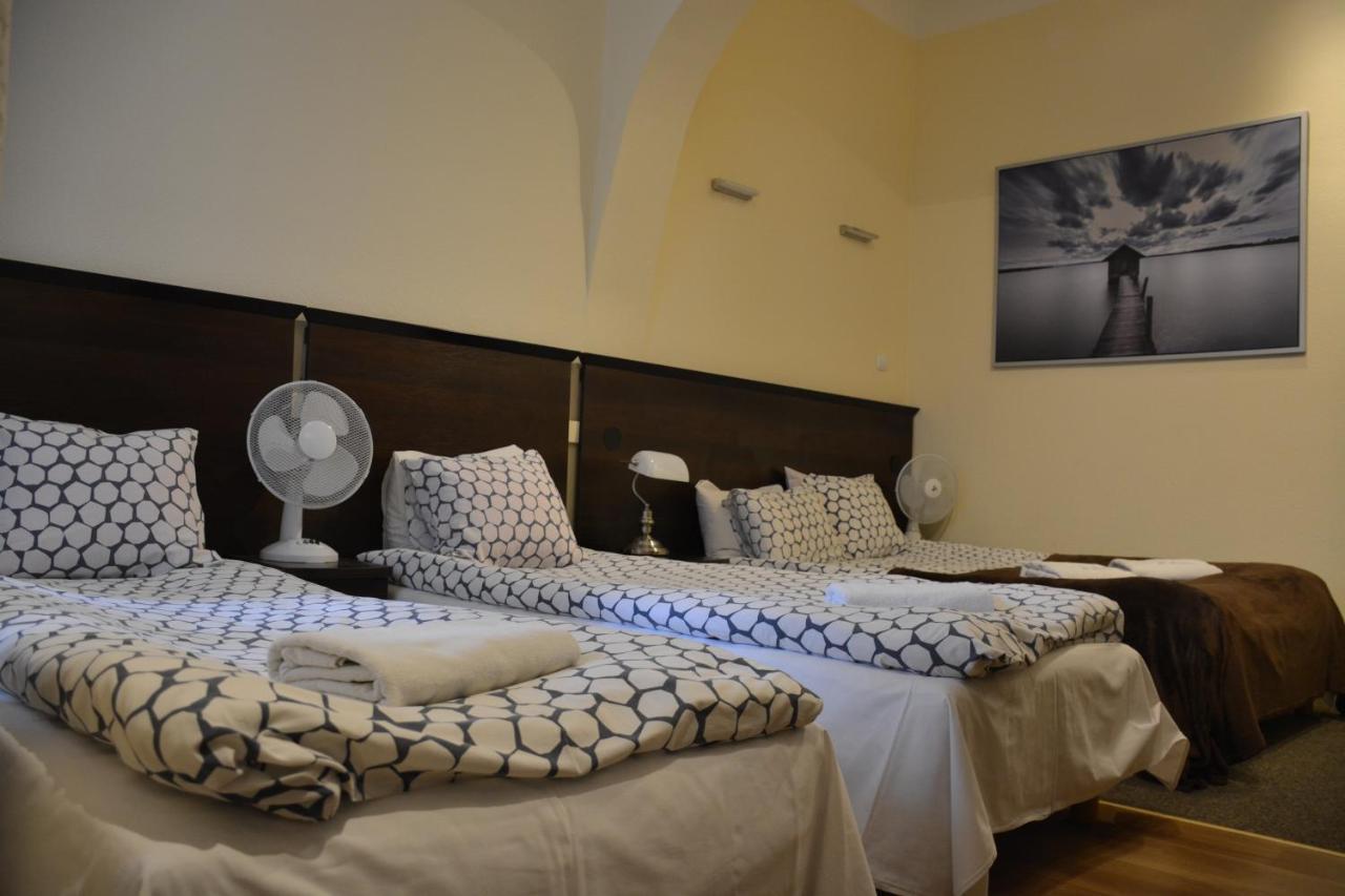 Residence B&B La Fontaine Aparthotel Краков Экстерьер фото