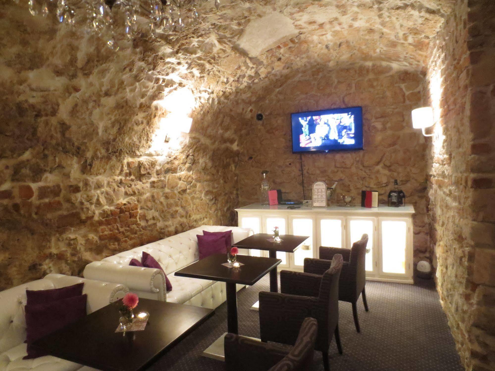 Residence B&B La Fontaine Aparthotel Краков Экстерьер фото